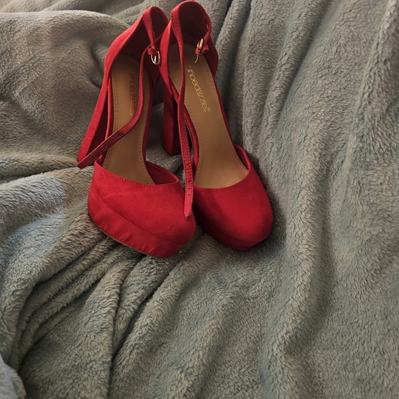 Shoe Dazzle Women's Red Platform Heels - Picture 9 of 15
